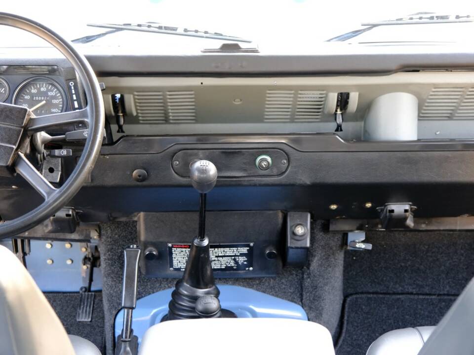 Bild 21/22 von Land Rover 90 (1988)