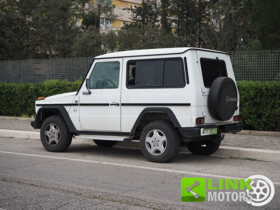 Image 9/10 of Mercedes-Benz 240 GD (SWB) (1985)