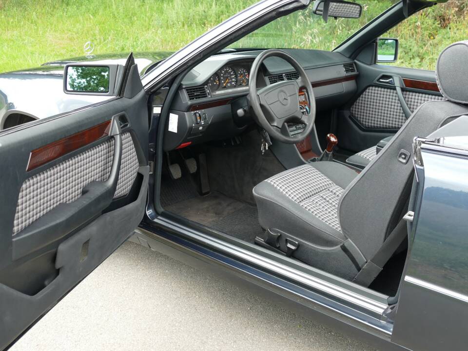 Bild 8/15 von Mercedes-Benz E 200 (1996)