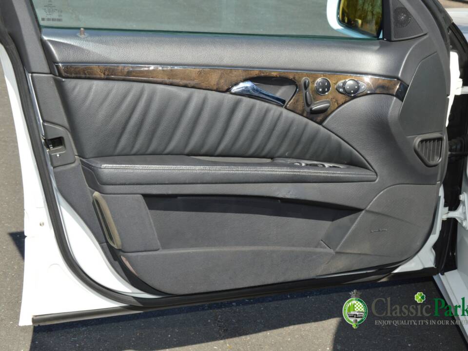 Image 15/50 of Mercedes-Benz E 500 T (2004)