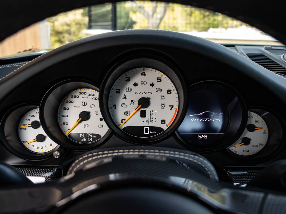 Image 36/50 of Porsche 911 GT2 RS Weissach (2018)