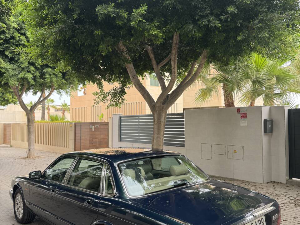 Image 6/10 of Jaguar XJ 8 Executive (2000)