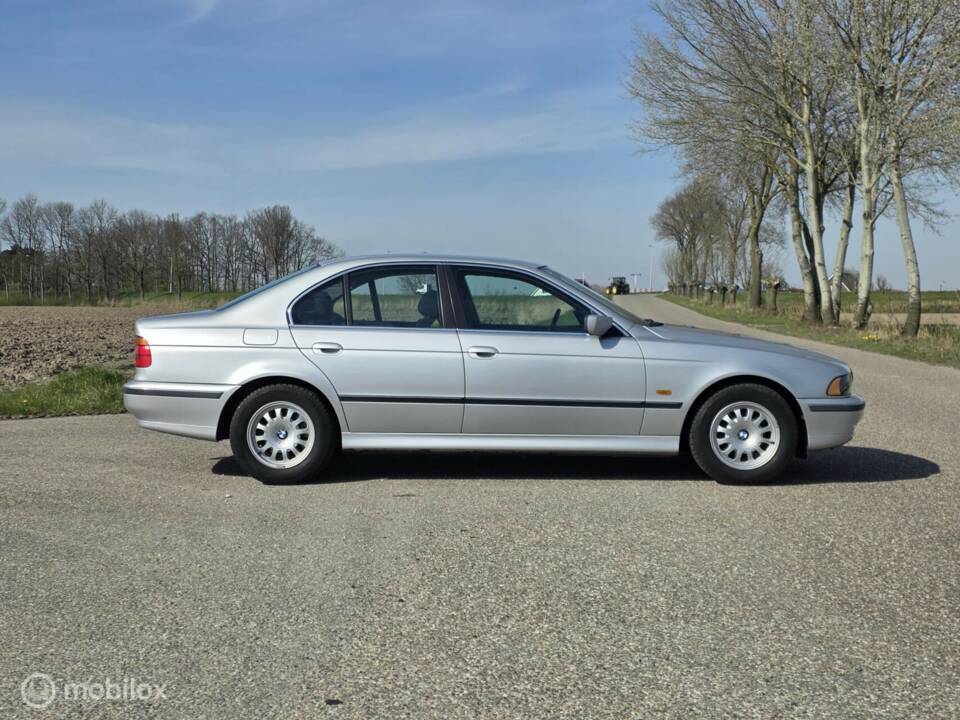 Imagen 8/37 de BMW 523i (1999)