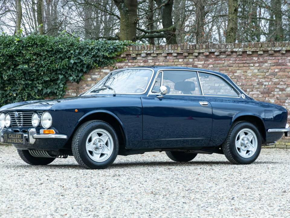Image 24/50 of Alfa Romeo Giulia GT 1300 Junior (1971)