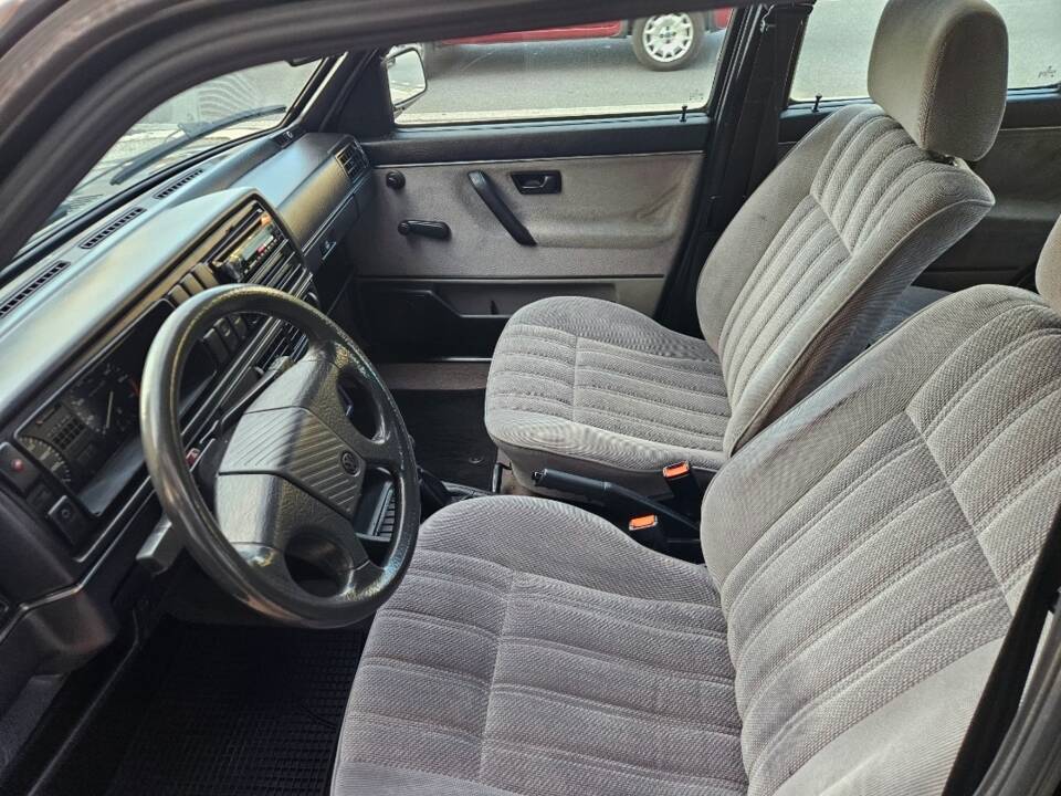 Bild 28/91 von Volkswagen Golf II 1.6 (1990)