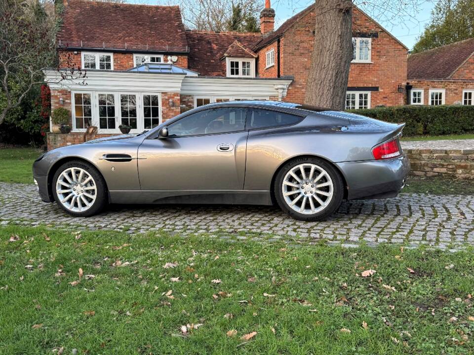 Image 8/29 of Aston Martin V12 Vanquish (2002)