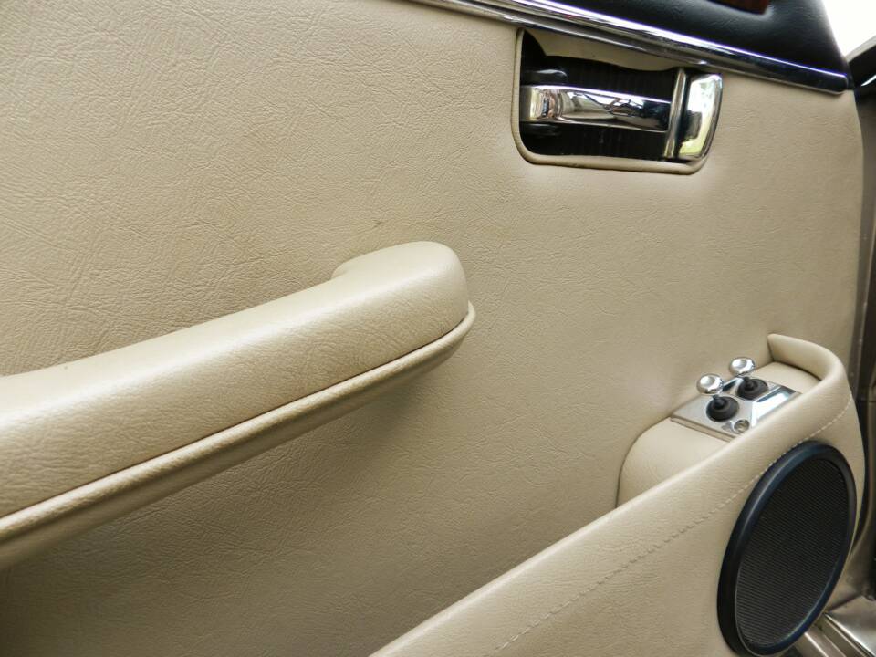 Image 8/13 of Jaguar XJ 6 4.2 (1985)