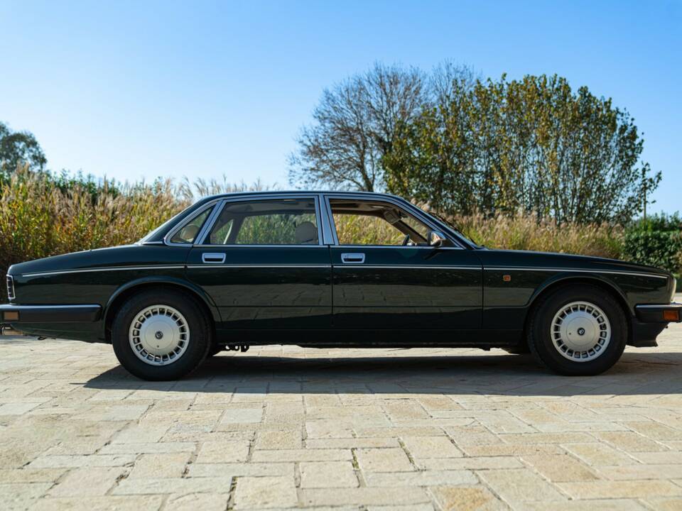 Afbeelding 14/50 van Daimler XJ 6 4.0 (1991)