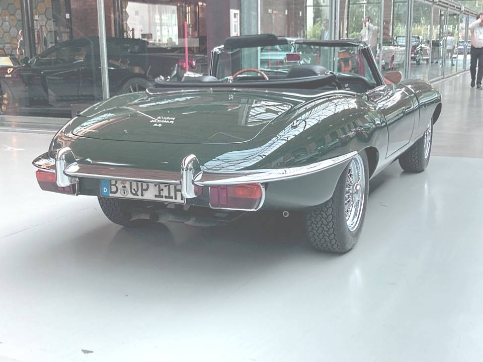 Image 15/29 de Jaguar E-Type (1969)