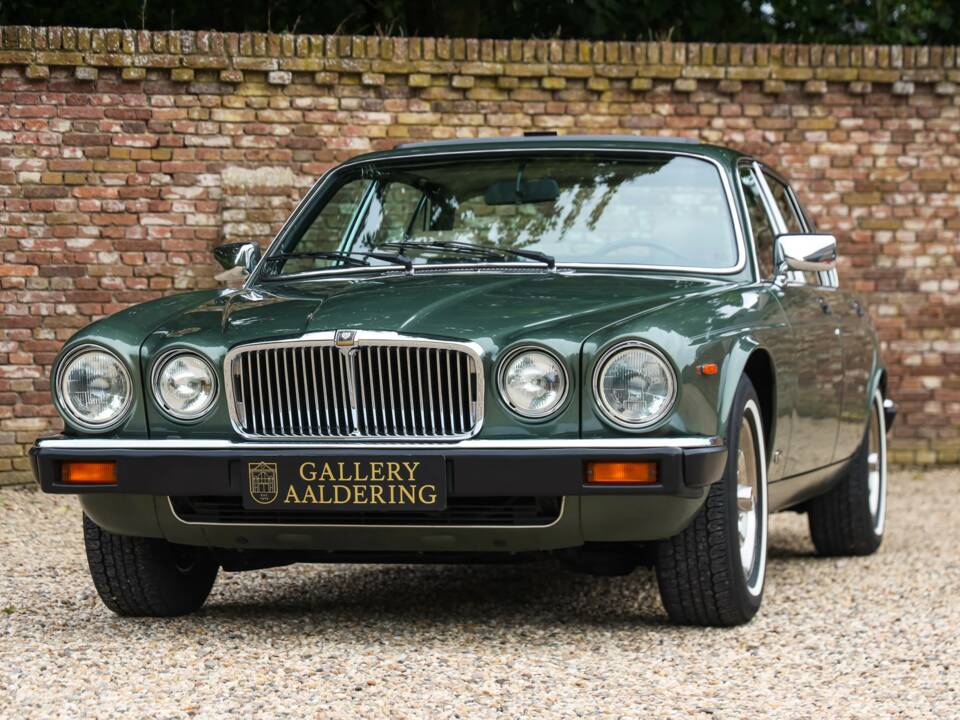 Image 19/50 of Jaguar XJ 6 4.2 (1985)