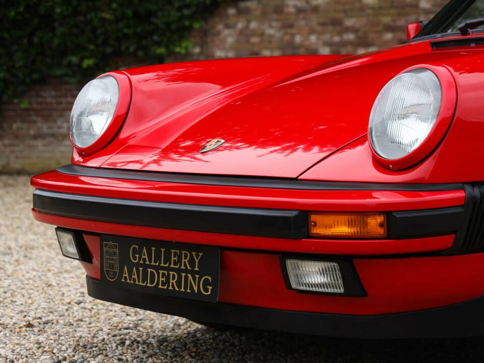 Image 22/50 of Porsche 911 Carrera 3.2 (1988)