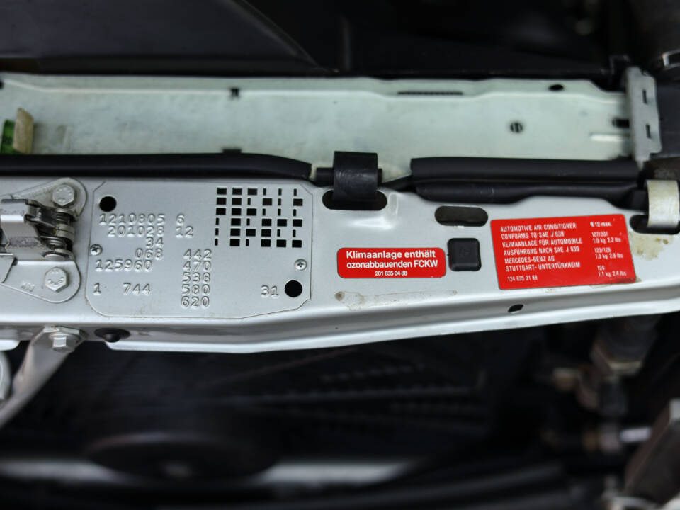 Immagine 27/100 di Mercedes-Benz 190 E 2.3 (1992)