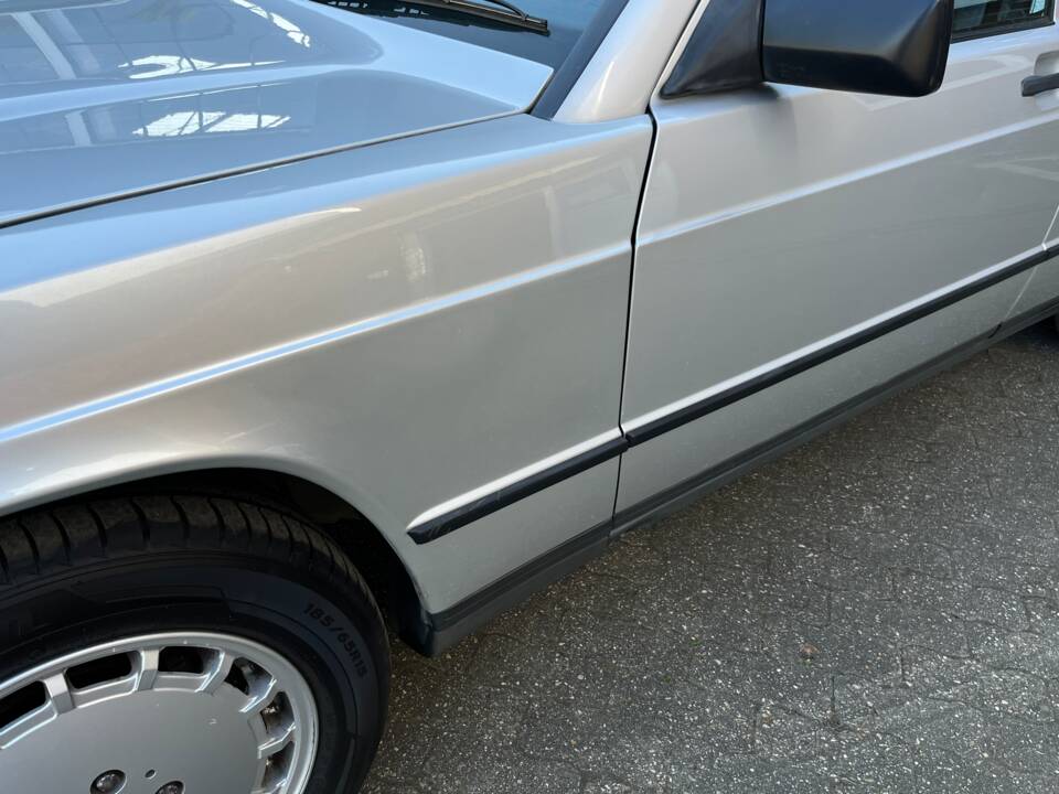 Image 40/89 de Mercedes-Benz 190 E 2.6 (1988)