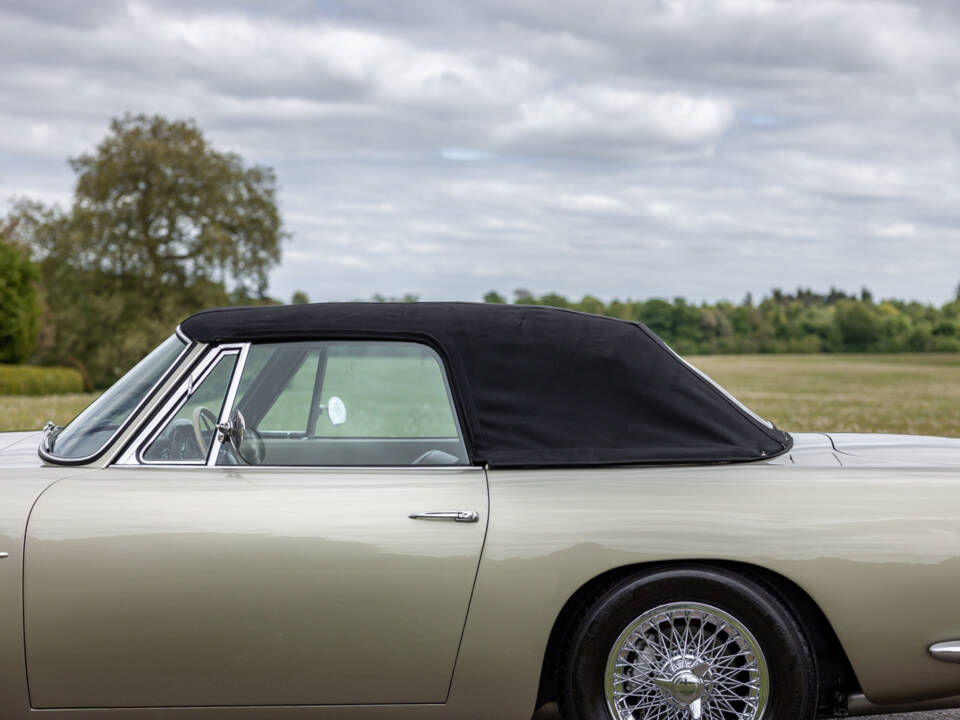 Immagine 32/57 di Aston Martin DB 6 Volante (1969)