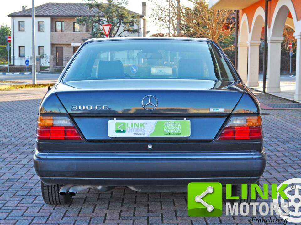 Bild 4/10 von Mercedes-Benz 300 CE (1990)