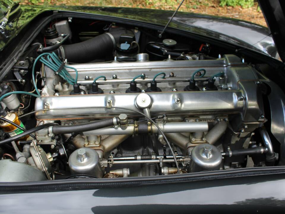 Image 16/19 of Aston Martin DB 4 (1961)