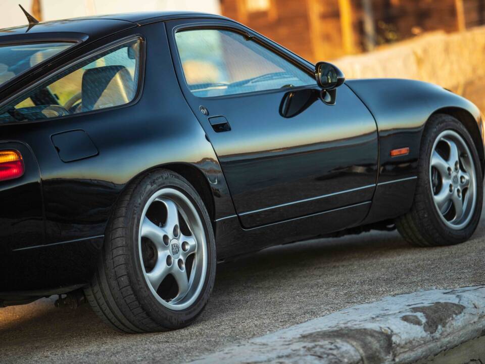 Image 20/63 of Porsche 928 GTS (1994)