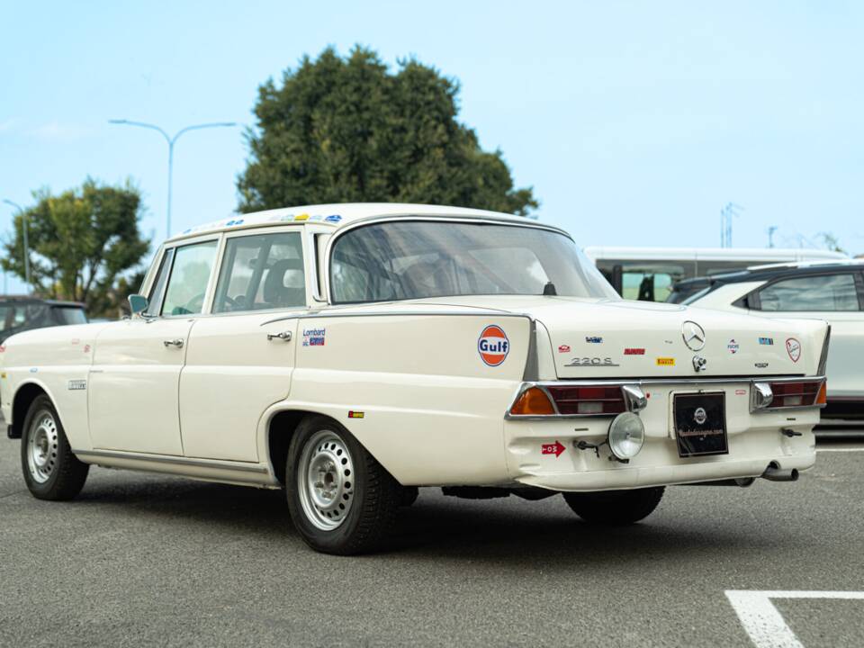 Image 2/50 of Mercedes-Benz 220 S b (1967)