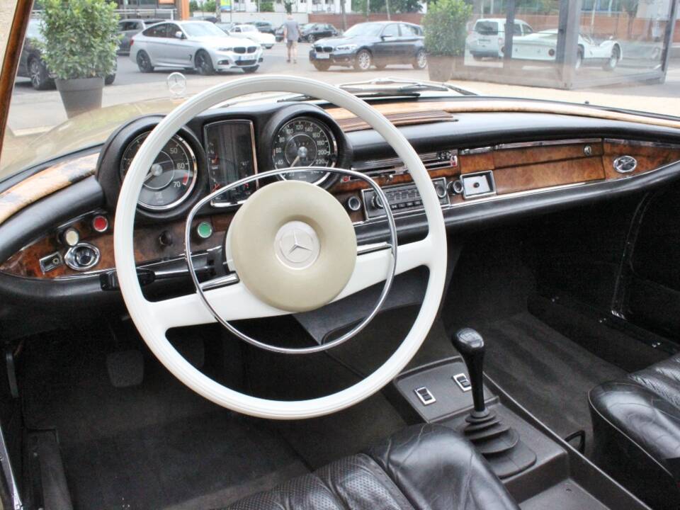 Image 16/30 of Mercedes-Benz 280 SE (1970)