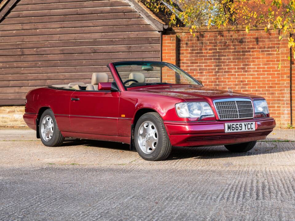 Bild 1/33 von Mercedes-Benz E 220 (1994)