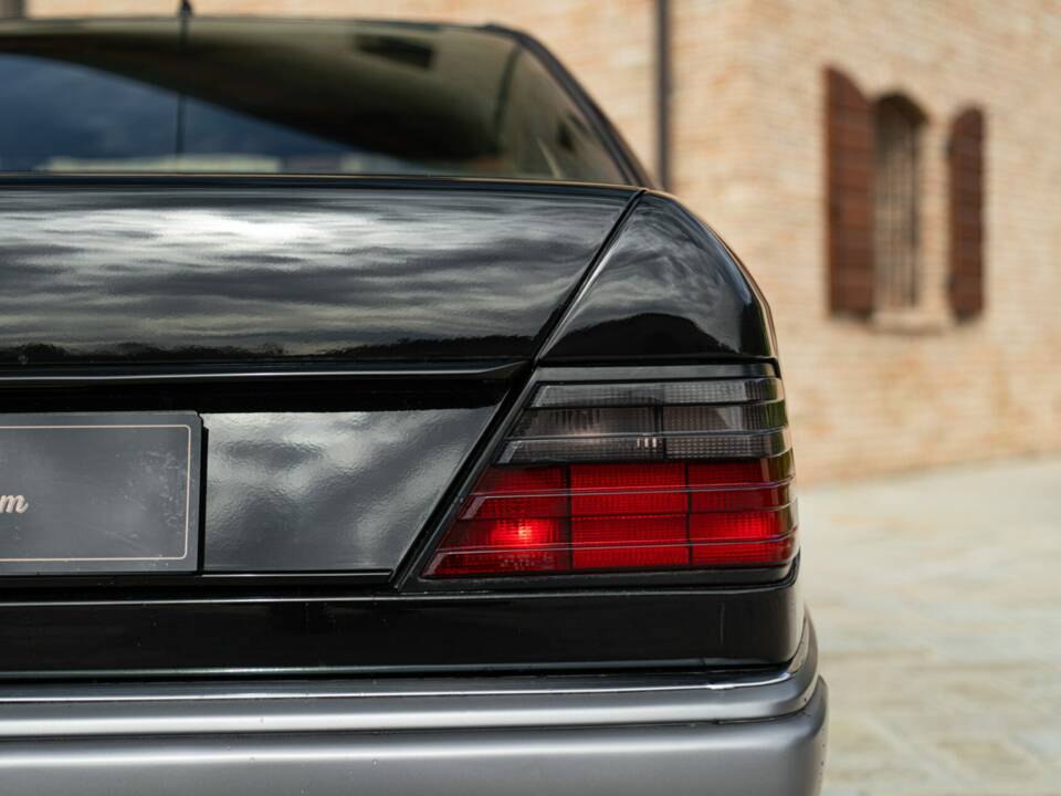 Obraz 13/48 pojazdu Mercedes-Benz 200 CE (1990)