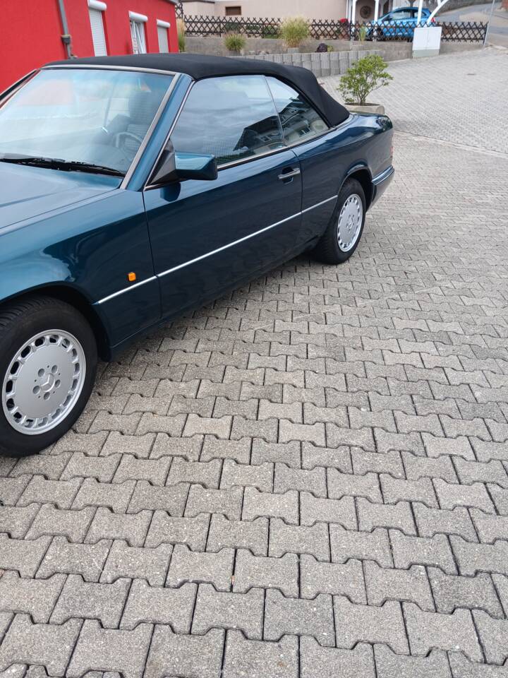 Image 3/29 of Mercedes-Benz E 200 (1995)