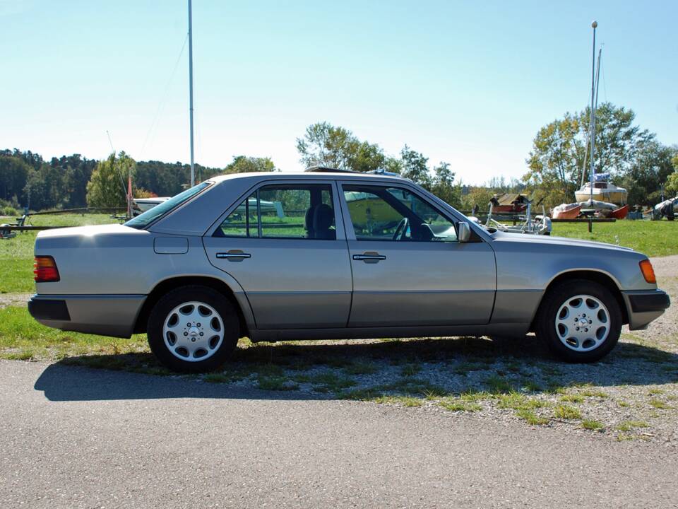 Image 7/34 of Mercedes-Benz 230 E (1992)