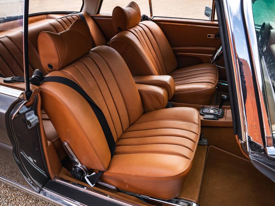 Image 23/37 of Mercedes-Benz 280 SE 3,5 (1970)