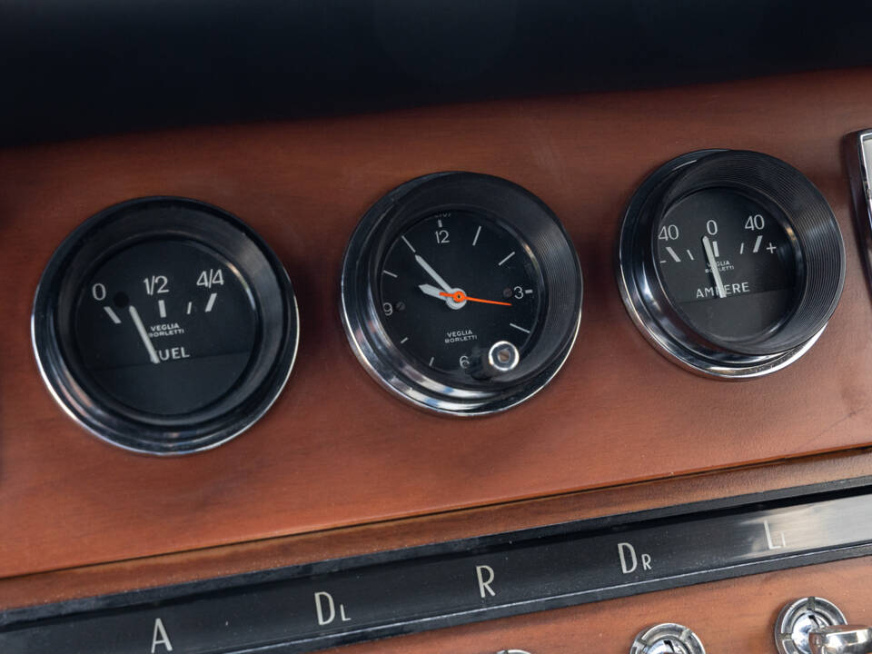 Image 38/69 of Ferrari 365 GT 2+2 (1969)