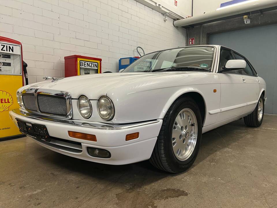 Image 2/15 of Jaguar XJ 6 4.0 Sovereign (1997)