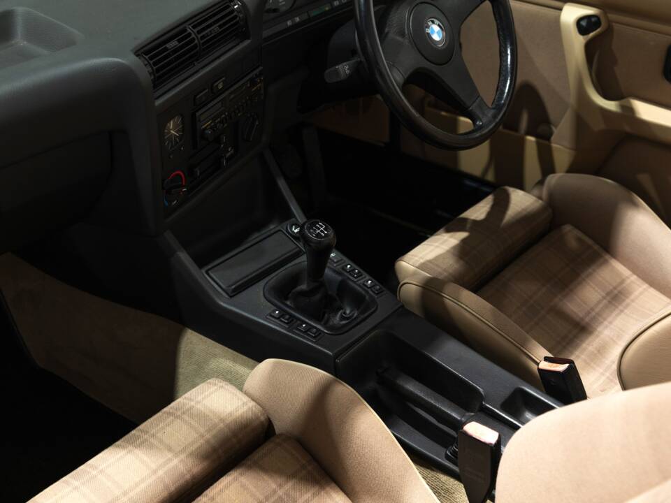 Bild 38/45 von BMW 320i (1989)