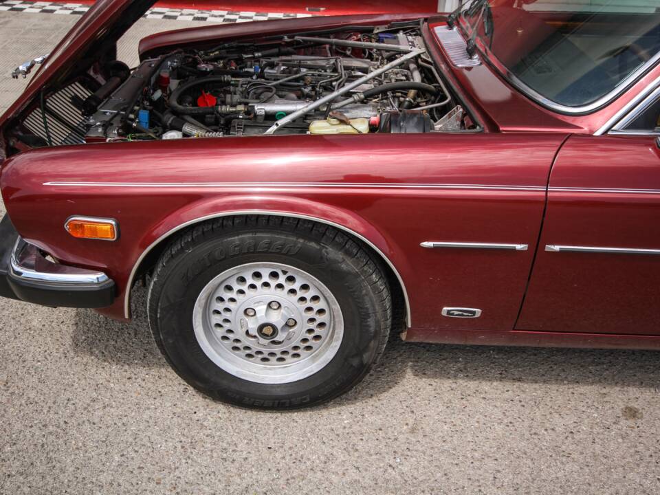Image 42/44 of Jaguar XJ 12 (1990)