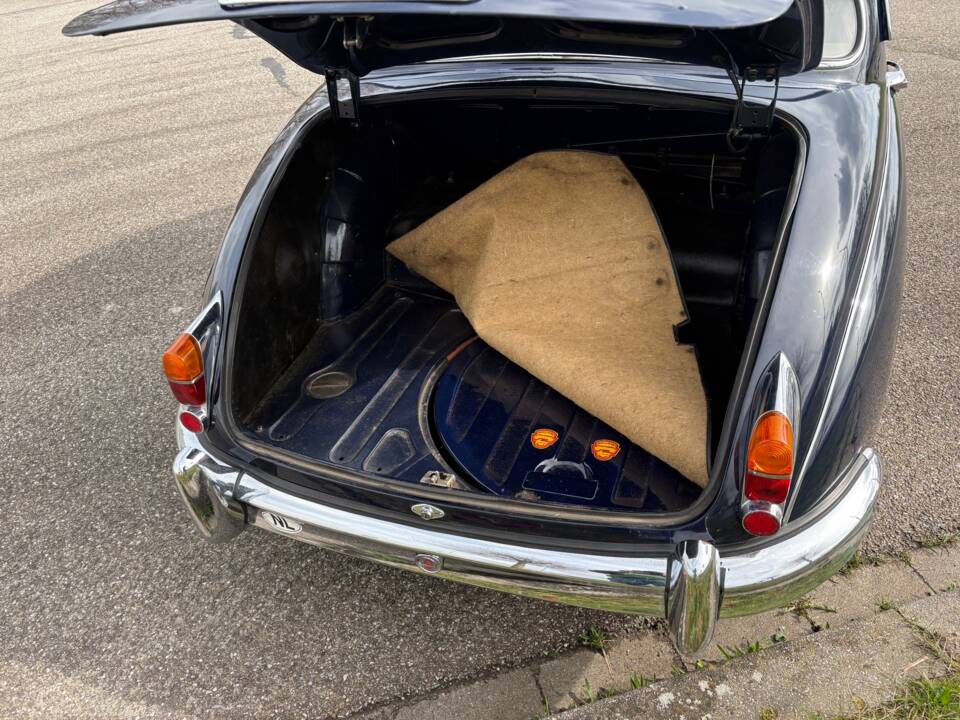 Image 18/25 of Jaguar Mk II 3.4 (1960)