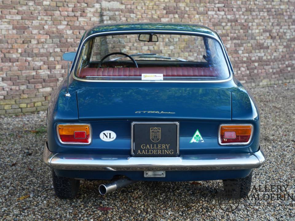 Image 6/50 of Alfa Romeo Giulia GT 1300 Junior (1967)