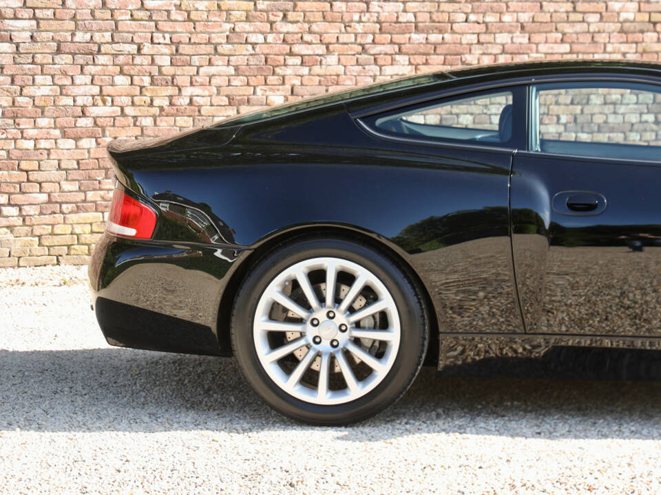 Immagine 25/50 di Aston Martin V12 Vanquish (2002)