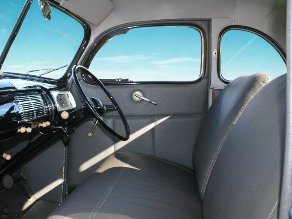 Image 6/28 of Ford Deluxe (1940)