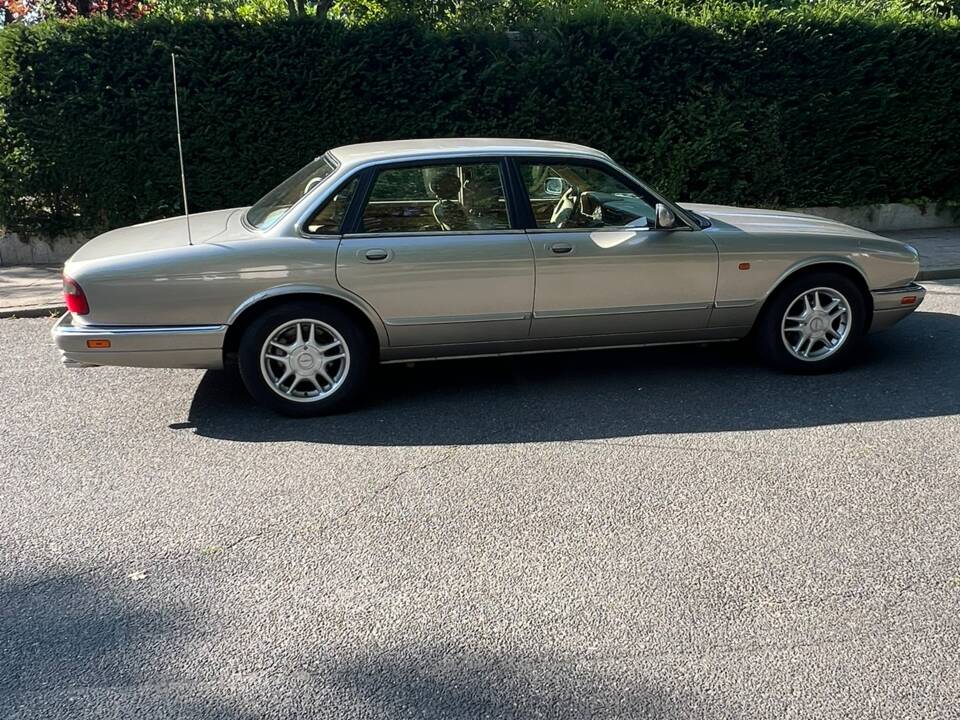 Image 3/31 of Jaguar XJ6 3.2 (1995)