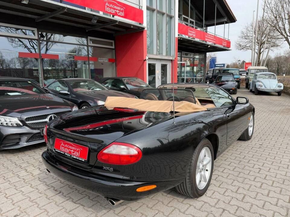 Image 4/34 of Jaguar XK8 4.0 (1997)