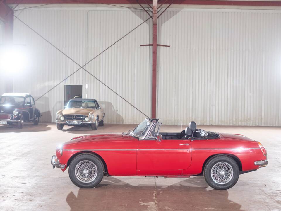 Image 14/27 of MG MGB GT (1972)