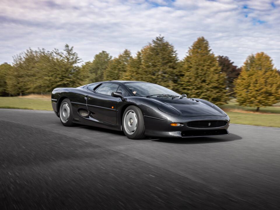 Image 53/60 of Jaguar XJ 220 (1992)