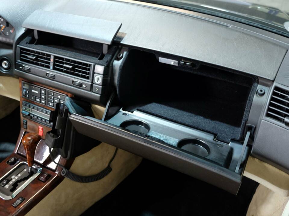 Image 10/26 of Mercedes-Benz 500 SL (1991)