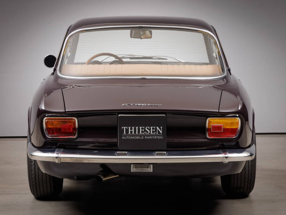 Image 9/35 of Alfa Romeo Giulia 1300 GT Junior (1973)