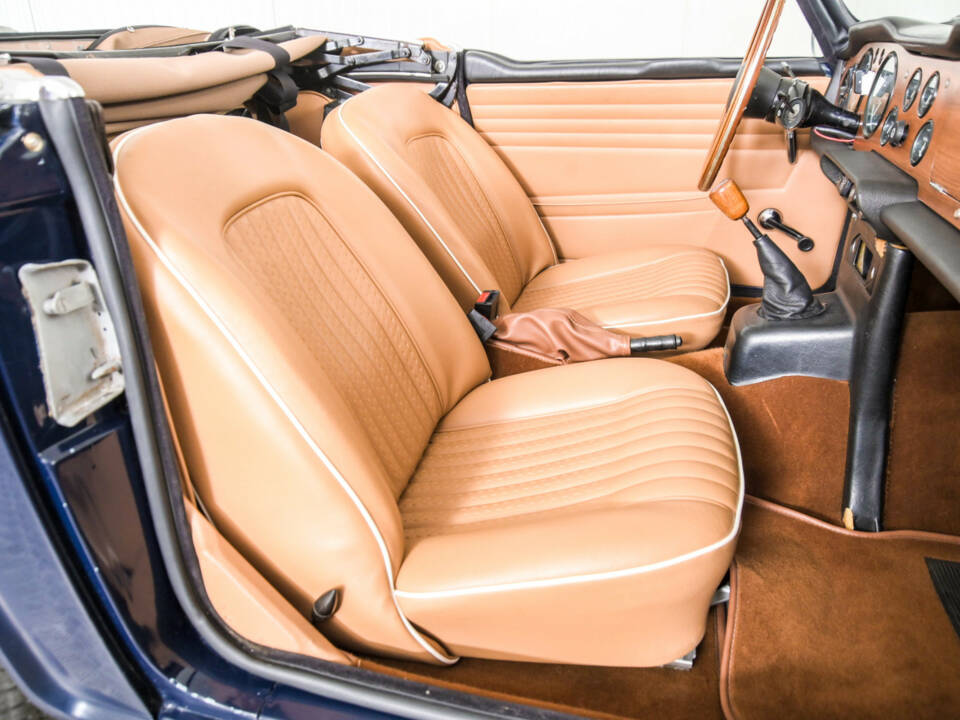 Image 21/50 de Triumph TR 250 (1968)