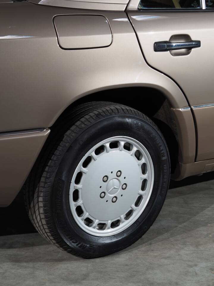 Bild 14/53 von Mercedes-Benz 300 E 4-Matic (1993)