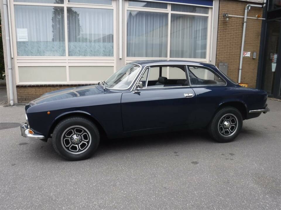 Image 35/39 de Alfa Romeo Giulia 1600 GT Junior (1973)