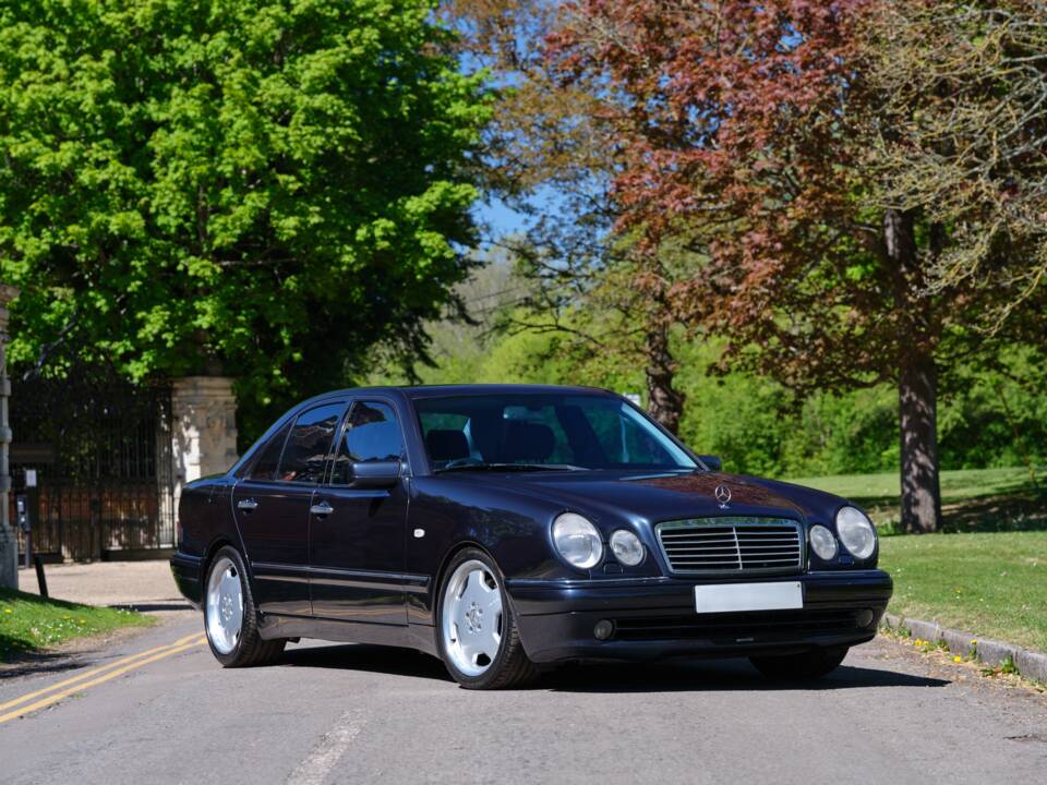 Immagine 8/50 di Mercedes-Benz E 55 AMG (1999)