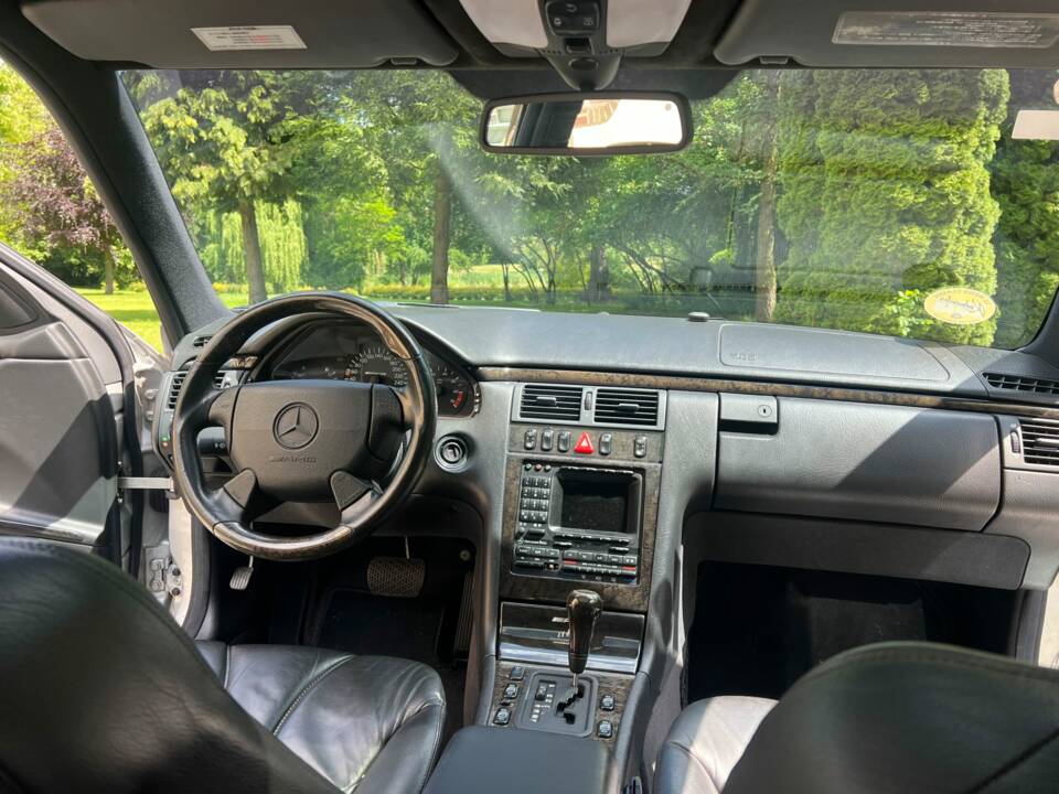 Image 3/4 of Mercedes-Benz E 55 AMG (1998)