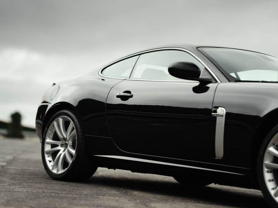 Image 11/33 of Jaguar XKR (2008)