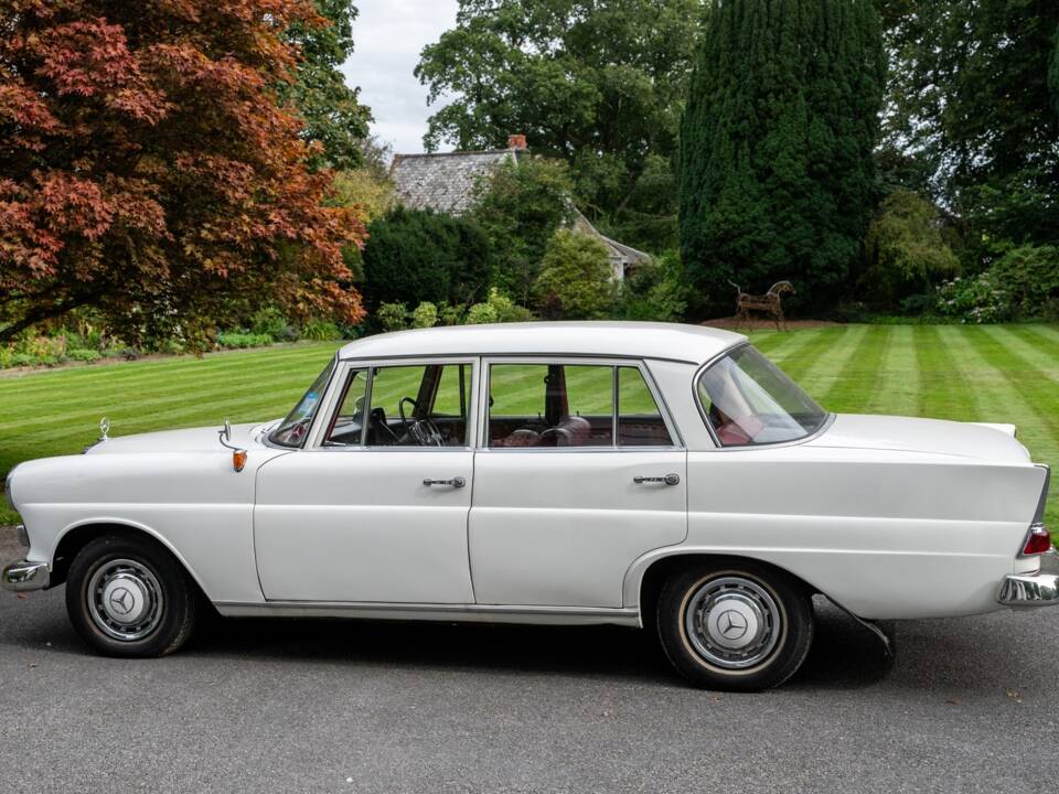 Image 2/21 of Mercedes-Benz 190 c (1965)