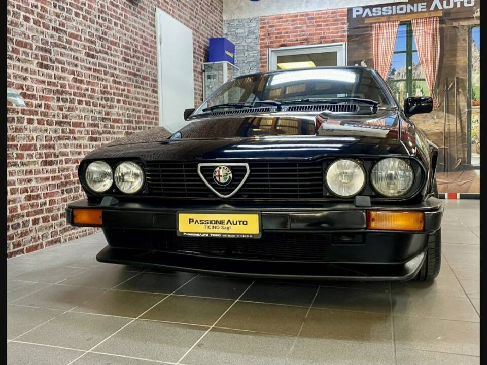 Image 2/11 de Alfa Romeo GTV6 3.0 (1984)